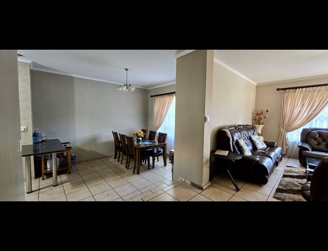 4 BEDROOM HOUSE FOR SALE IN ROOIHUISKRAAL NORTH
